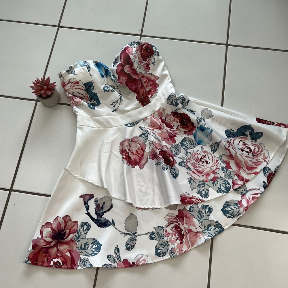 •White Strapless Floral Dress•